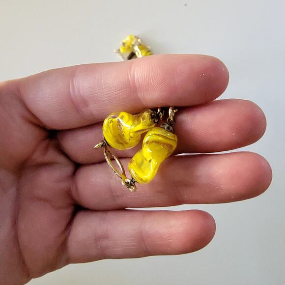 Vintage Yellow Glass Bead Necklace with Gold Tone Links and Barrel Clasp Closure - Picture 6 of 10